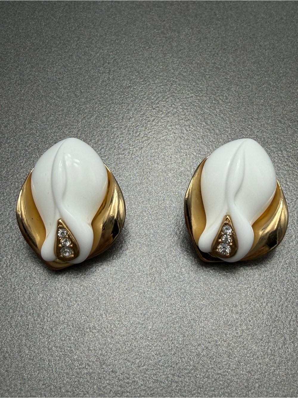 ⬇️⬇️ Vintage Midnight Rose KJL for Avon Clip earrings #320